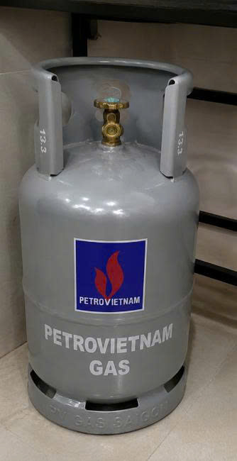 Bình gas Petrovietnam màu xám 12kg phù hợp cho gia đình, căn hộ và quán ăn nhỏ.
