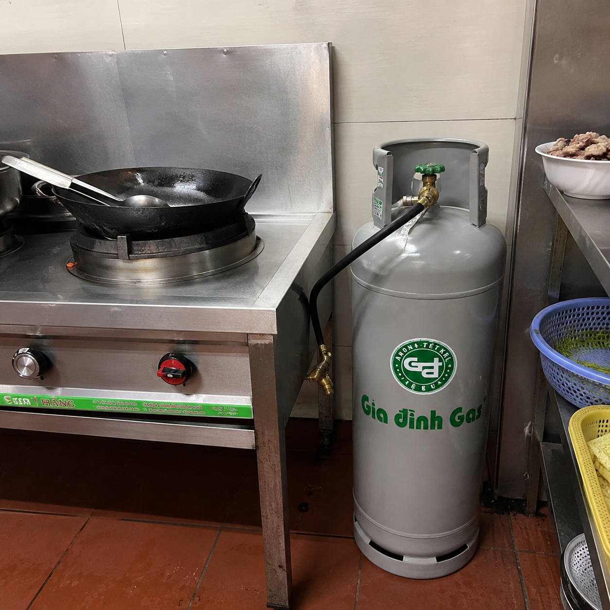 Bình gas 45kg chính hãng dùng cho quán ăn, bếp công suất cao, hỗ trợ đổi gas tận nơi, kiểm tra cân gas đầy đủ và lắp đặt an toàn.