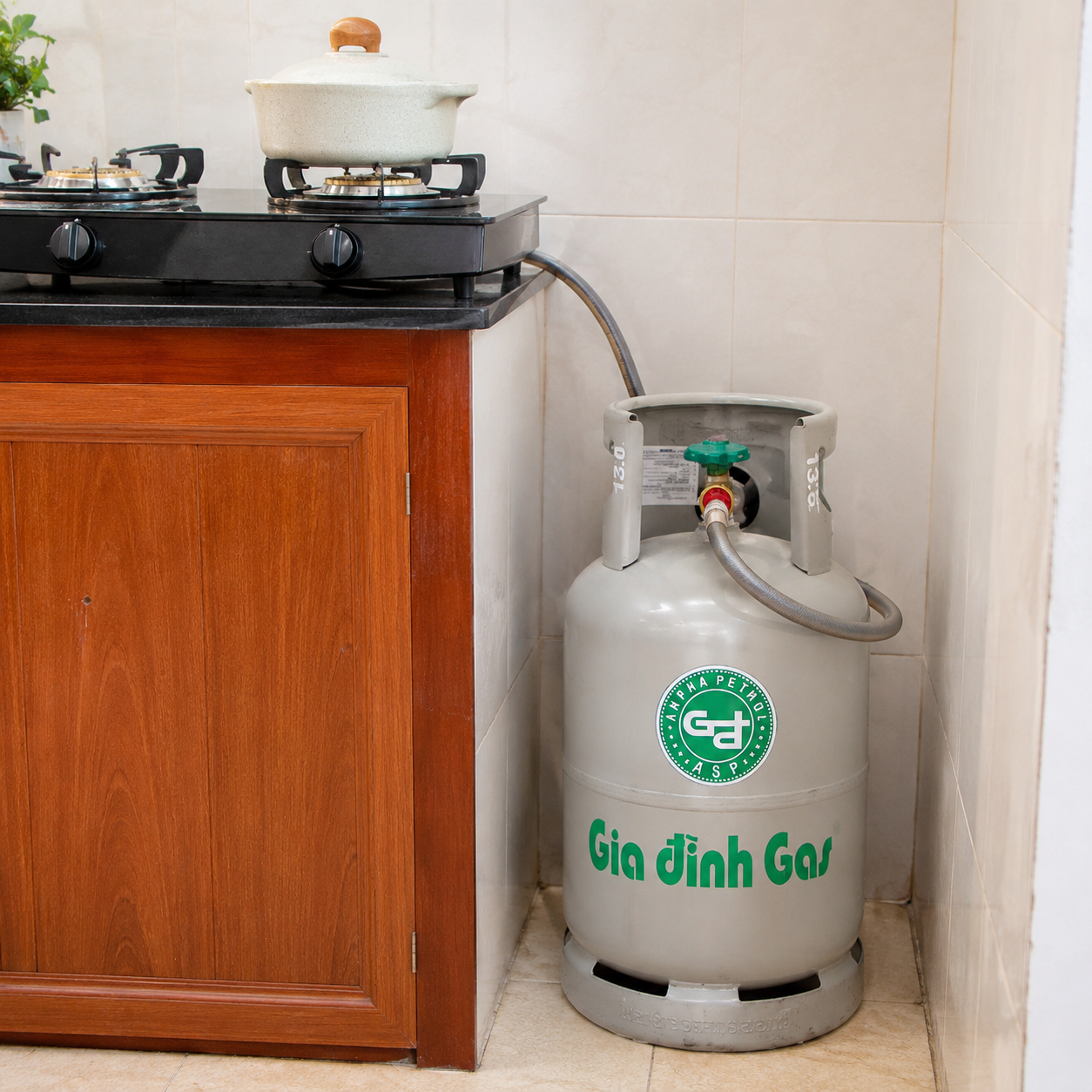 Khi đổi gas xám 12kg, khách hàng được hỗ trợ kiểm tra van, dây gas và tình trạng rò rỉ để sử dụng an toàn hơn.