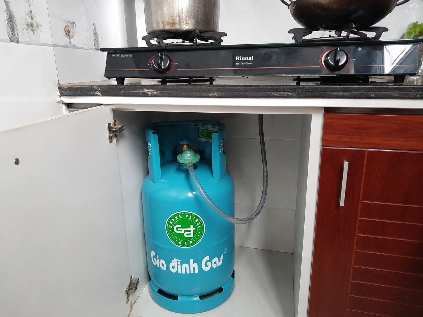 Dịch vụ giao gas xanh ngọc 12kg tận nhà tại TPHCM, hỗ trợ giao nhanh khoảng 15 phút, kiểm tra cân gas và lắp đặt an toàn.